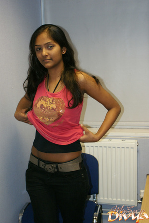 Young indian hottie wanna you watch her  - XXX Dessert - Picture 3