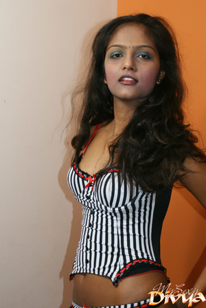 Curvaceous indian teen girlfriend in bla - Picture 4
