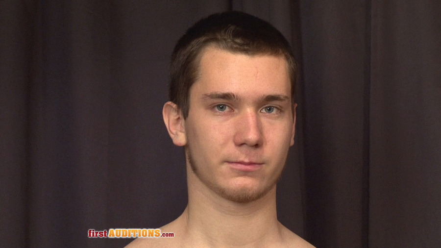 Young twink hunk doesn't mind being watched - XXX Dessert - Picture 3