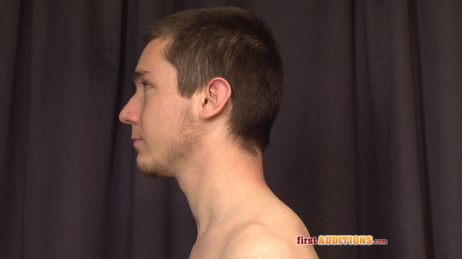 Young twink hunk doesn't mind being watched - XXX Dessert - Picture 4