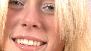 Lovely face blonde teen teasingly spread - Picture 1