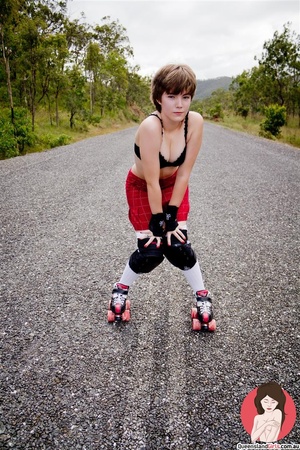Nasty roller skater takes off her equipm - Picture 1