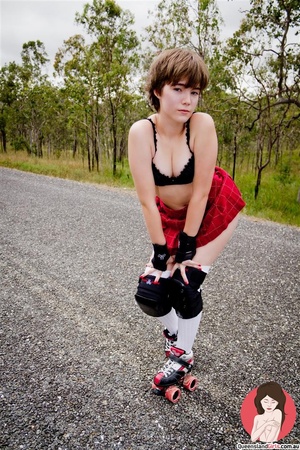 Nasty roller skater takes off her equipm - Picture 2