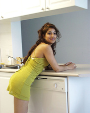 Indian hottie shows her puffy little slit