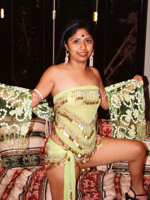 Indian Chick Shows Tiny Tits - Picture 10