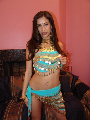 Indian Girl Showing Small Boobs - Picture 1