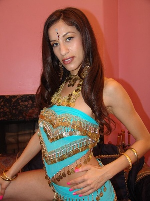 Indian Girl Showing Small Boobs - Picture 3