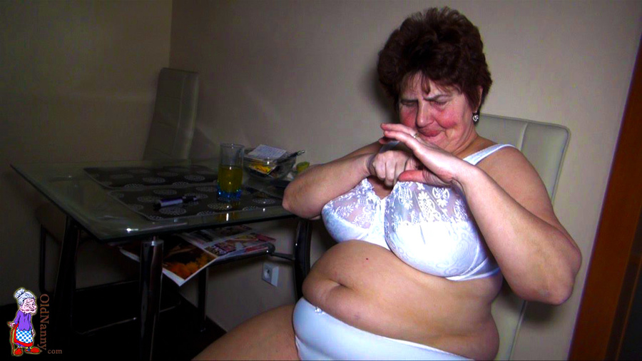 Cuddling her own hirsute, old and sour mature anal holes. - XXXonXXX - Pic 1