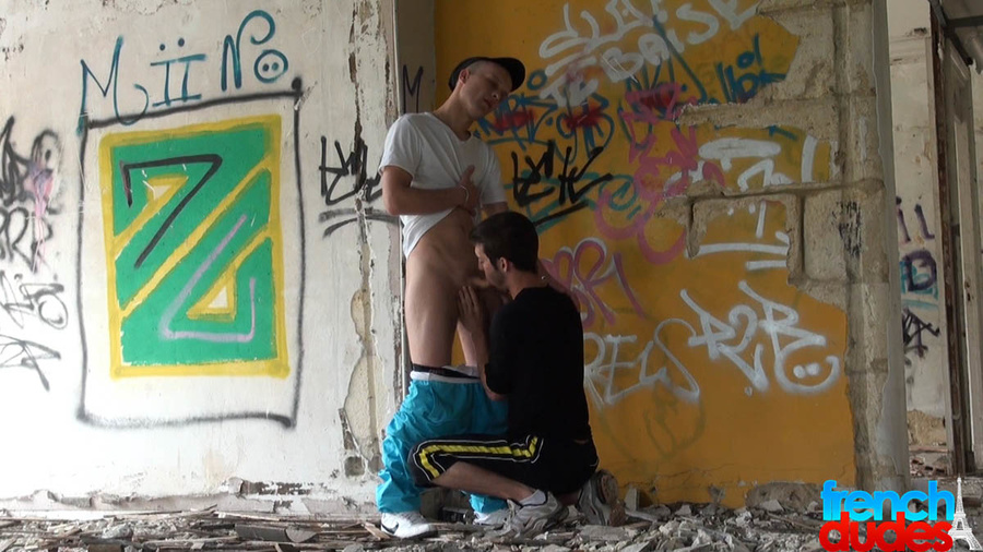 Horny gay guy sucking his friend's dick kne - XXX Dessert - Picture 2