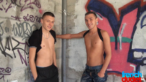 Two gay dude pissing together after dirt - Picture 7