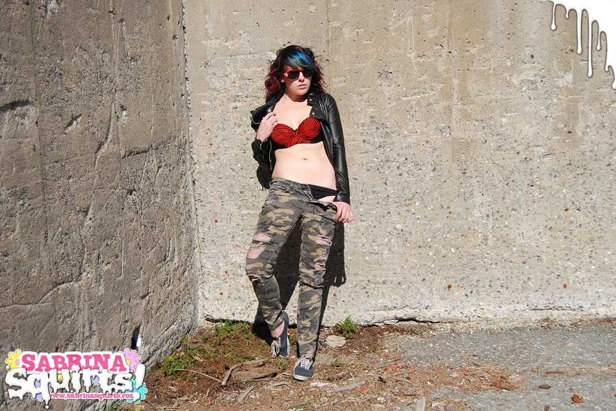 Teen bitch in sunglasses rubbing her muff t - XXX Dessert - Picture 3