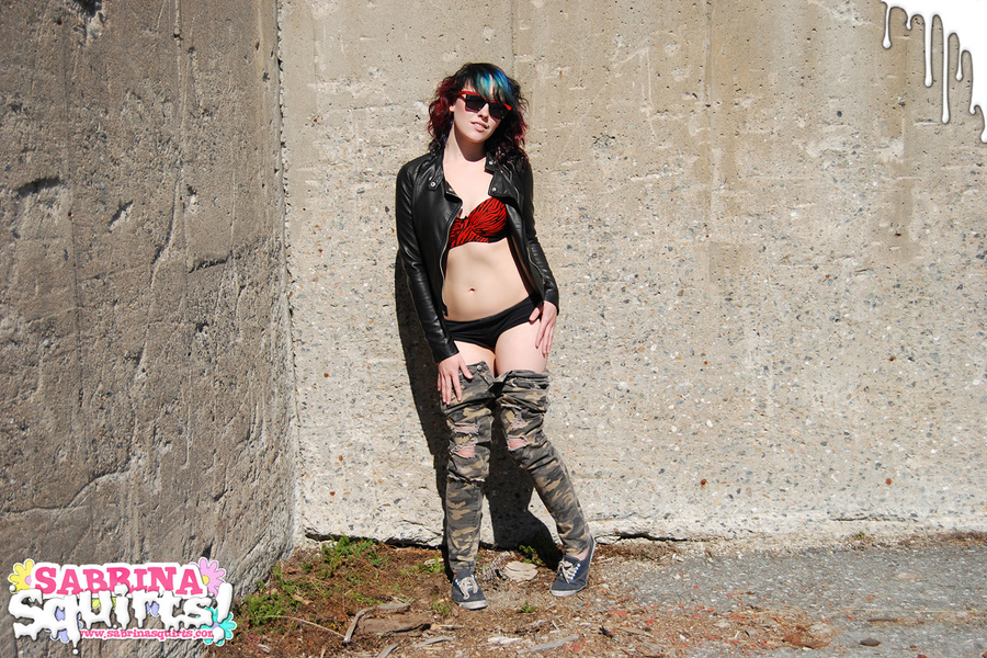 Teen bitch in sunglasses rubbing her muff t - XXX Dessert - Picture 4