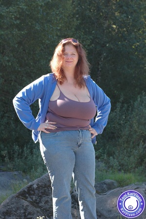 Chubby Mature Wife Flashing - Toni flashing her big tits on a nature hike - XXX Dessert