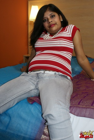 Teen Indian girl takes off her clothes to finger her shaved cooch - Picture 3