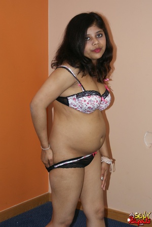 Teen Indian girl takes off her clothes to finger her shaved cooch - Picture 8
