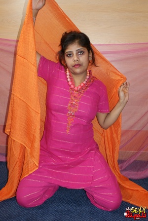 Indian slut taking off her pink sari to get nude on cam - Picture 3