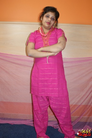 Indian slut taking off her pink sari to get nude on cam - XXXonXXX - Pic 4