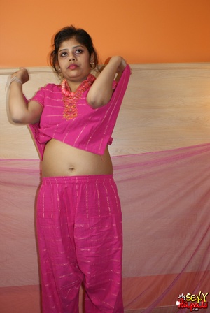 Indian slut taking off her pink sari to get nude on cam - Picture 5