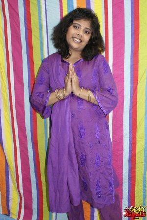 Sexy Indian fatty in purple sari takes it off to demonstrate her chubby delights - Picture 1
