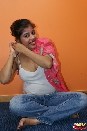 Slutty ponytailed Indian bitch taking off her jeans and demonstrating her cooch and ass - Picture 4