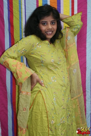 Lustful Indian bitch in yellow sari undresses to show you her shameless cunt - Picture 2