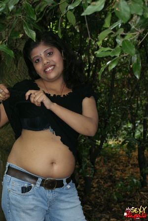 Shameless Indian teen in jeans shows off her big tits outdoors - Picture 7