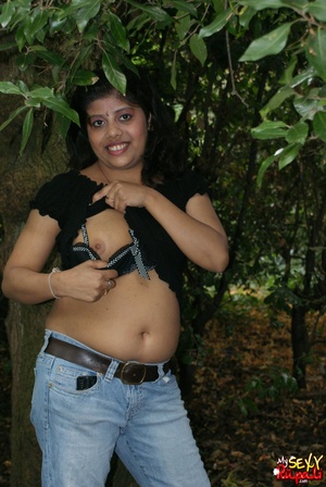 Shameless Indian teen in jeans shows off her big tits outdoors - Picture 8