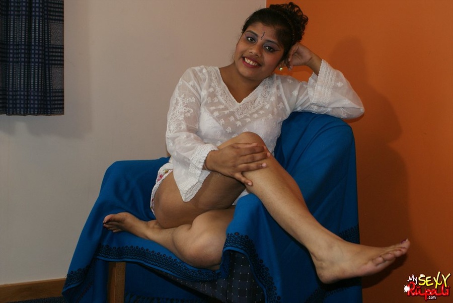 Dirty chick in a white shirt gets naked and pleases her fat Indian cooch with a vibrator - XXXonXXX - Pic 2