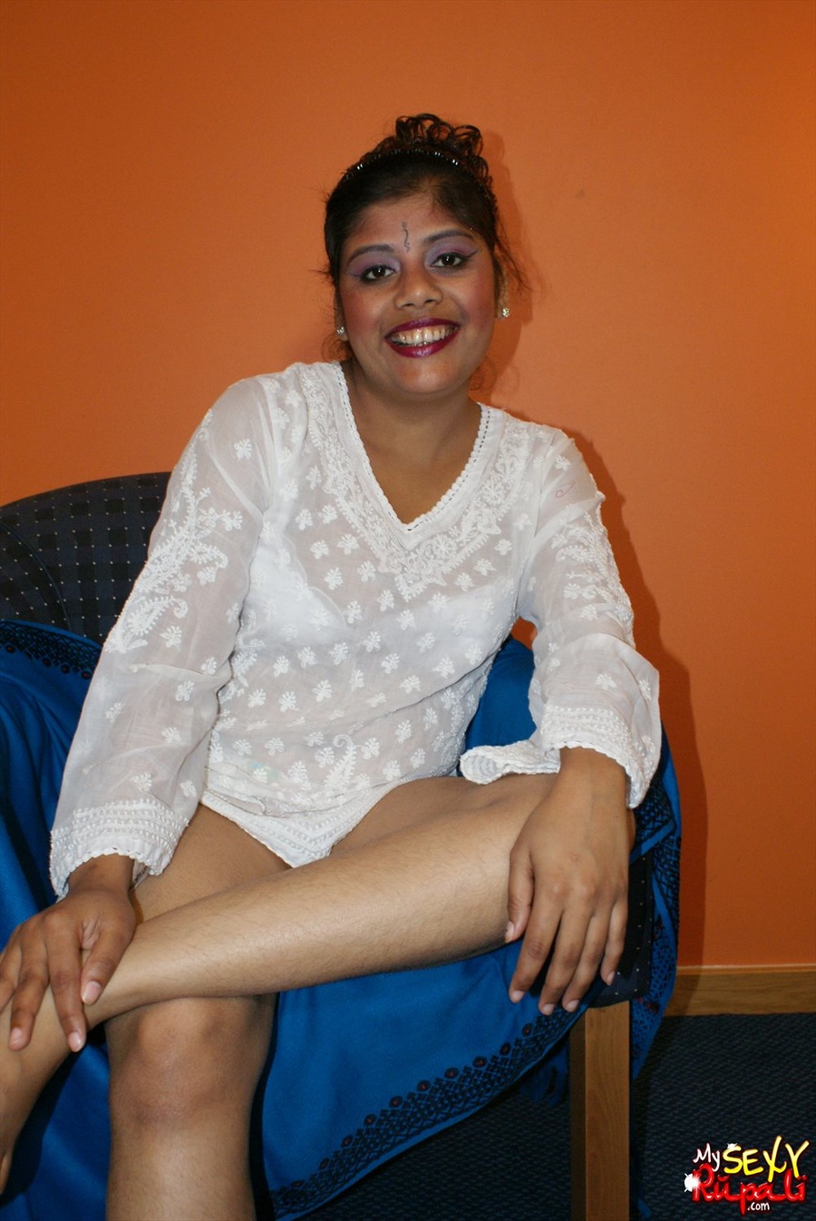 Dirty chick in a white shirt gets naked and pleases her fat Indian cooch with a vibrator - XXXonXXX - Pic 4