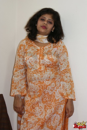 She takes off her orange sari to get naked and demonstrate her chubby Indian forms - Picture 1