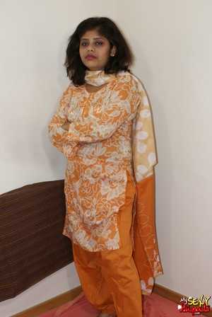 She takes off her orange sari to get naked and demonstrate her chubby Indian forms - Picture 2