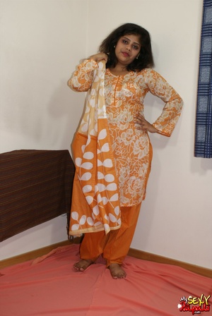 She takes off her orange sari to get naked and demonstrate her chubby Indian forms - XXXonXXX - Pic 3