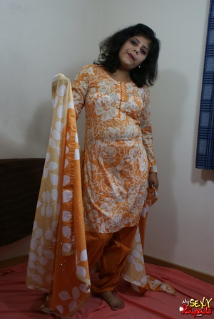 She takes off her orange sari to get naked and demonstrate her chubby Indian forms - Picture 5