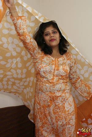 She takes off her orange sari to get naked and demonstrate her chubby Indian forms - Picture 6