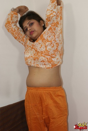 She takes off her orange sari to get naked and demonstrate her chubby Indian forms - Picture 8