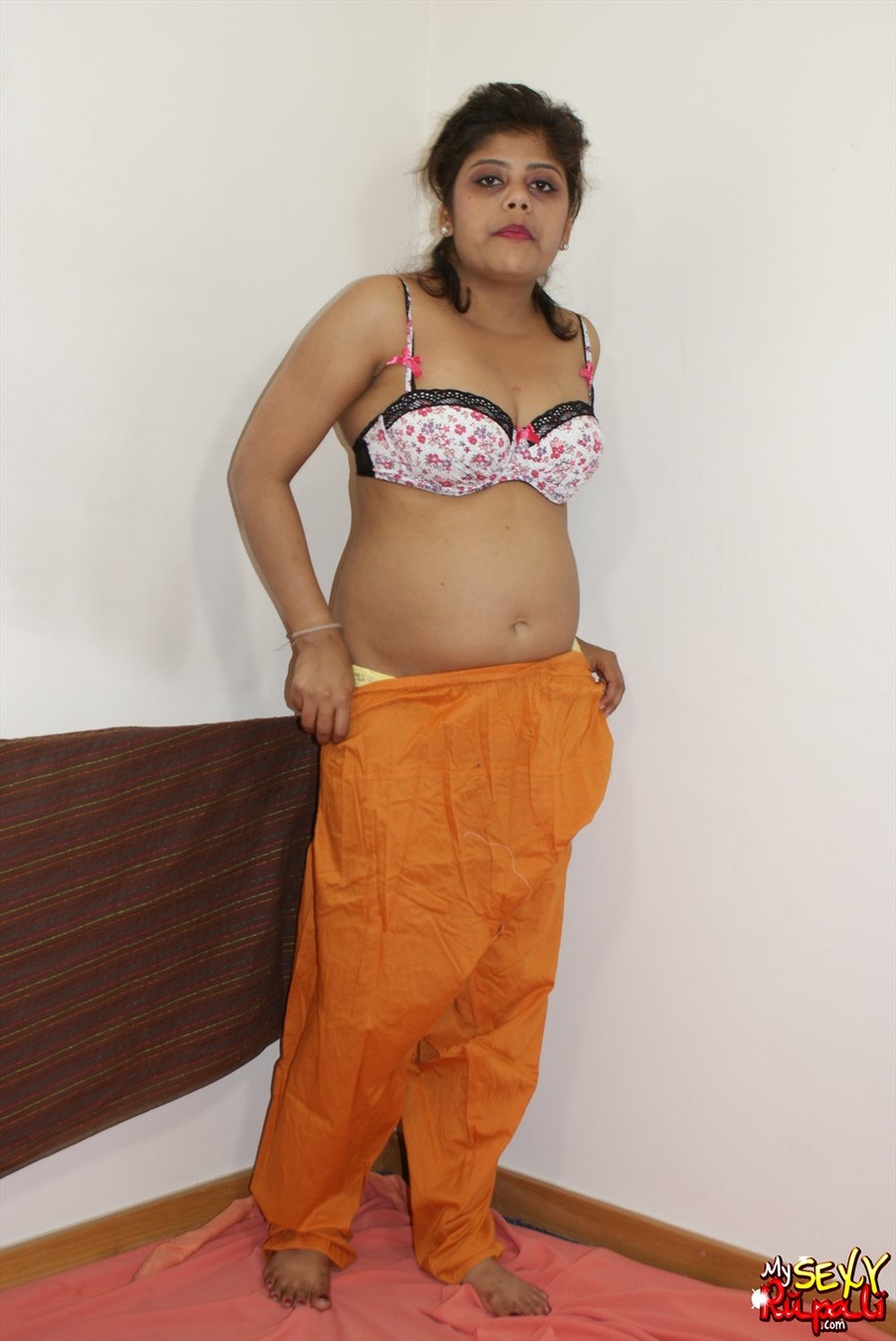 She takes off her orange sari to get naked and demonstrate her chubby Indian forms - XXXonXXX - Pic 9
