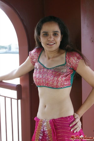 Nasty Indian teen girl undressing her sari to show you her delights and invite to sex - Picture 3