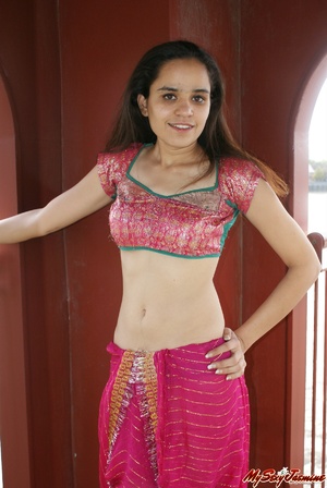 Nasty Indian teen girl undressing her sari to show you her delights and invite to sex - Picture 4
