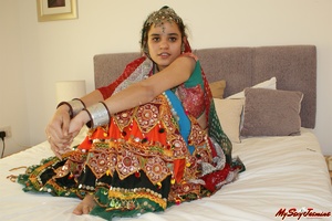 Sexy Indian girl in national costume and jewelry takes off her clothes and stays naked in her ornaments - Picture 3