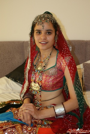 Sexy Indian girl in national costume and jewelry takes off her clothes and stays naked in her ornaments - Picture 4