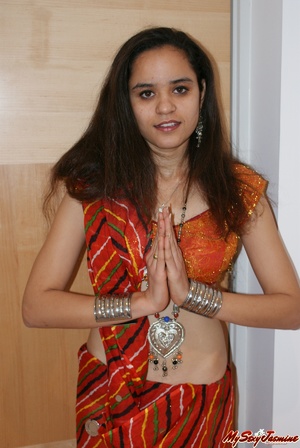 Lustful Indian teen Jasmine taking ff her sari to pose naked on cam - Picture 1