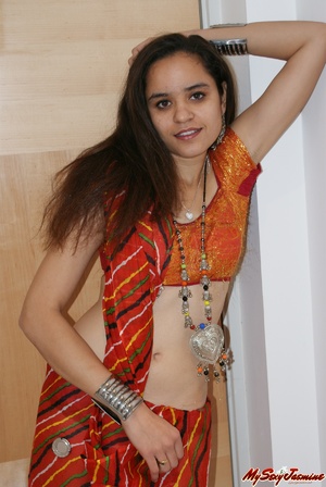 Lustful Indian teen Jasmine taking ff her sari to pose naked on cam - Picture 2