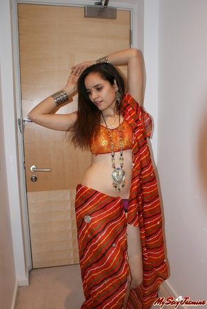 Lustful Indian teen Jasmine taking ff her sari to pose naked on cam - Picture 3