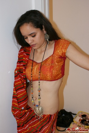 Lustful Indian teen Jasmine taking ff her sari to pose naked on cam - Picture 4