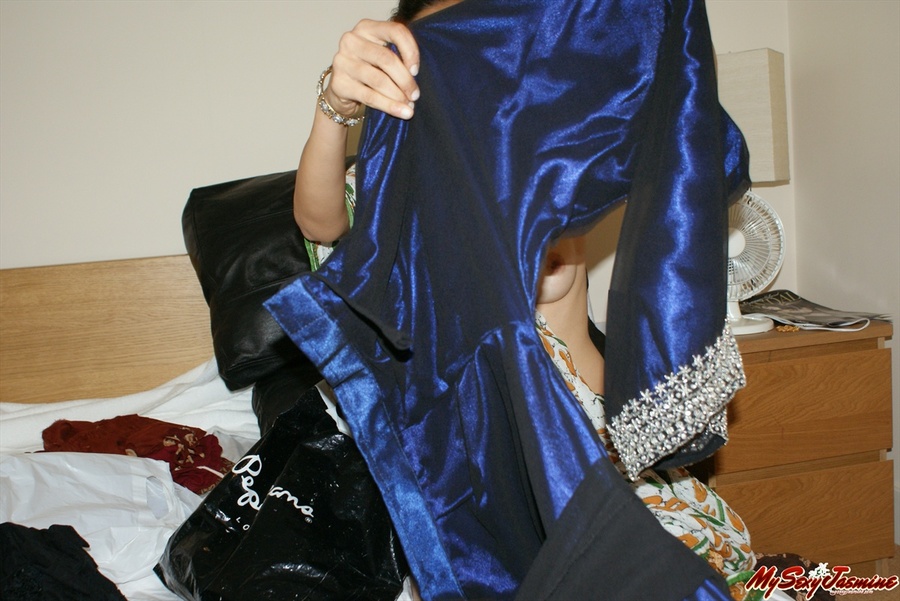 Ponytailed Indian chick Jasmine trying to put on her nice blue sari on her naked body - XXXonXXX - Pic 3