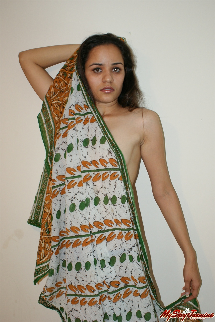 Long-haired Indian chick gets naked to demonstrate her lovely forms in sari - XXXonXXX - Pic 1