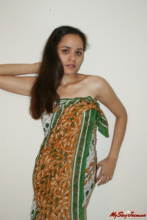 Long-haired Indian chick gets naked to demonstrate her lovely forms in sari - Picture 2