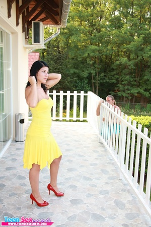 Very hot brunette teen in a yellow dress - Picture 1