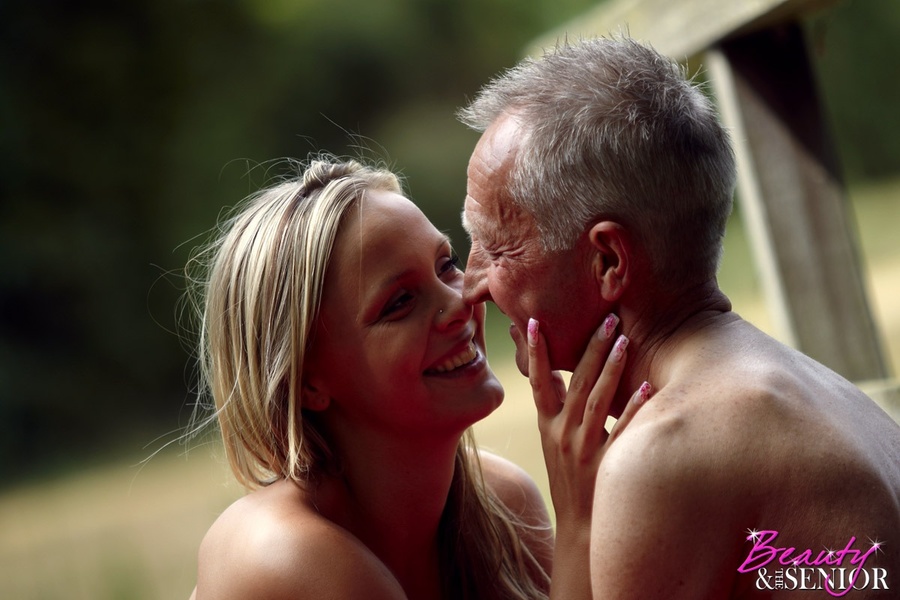 Teen blonde with nice body finds naked old  - XXX Dessert - Picture 6