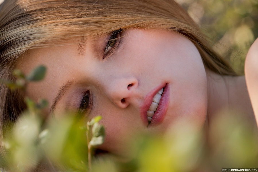 Lovely girl posing outdoors in hiking boots - XXX Dessert - Picture 8